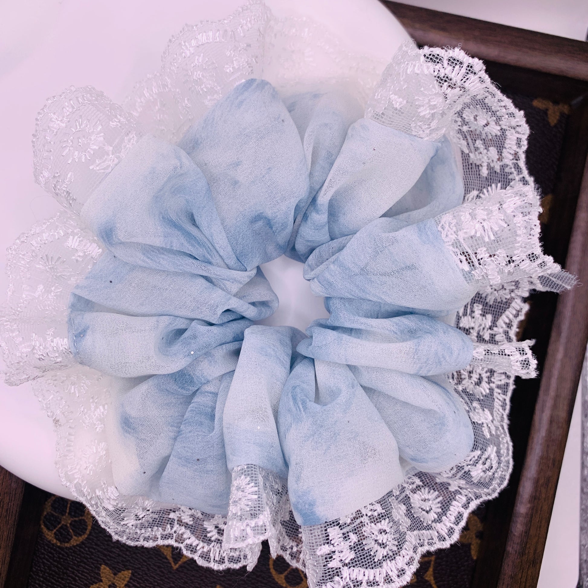 Blaues Haar Scrunchie mit Wolken-Spitze 001