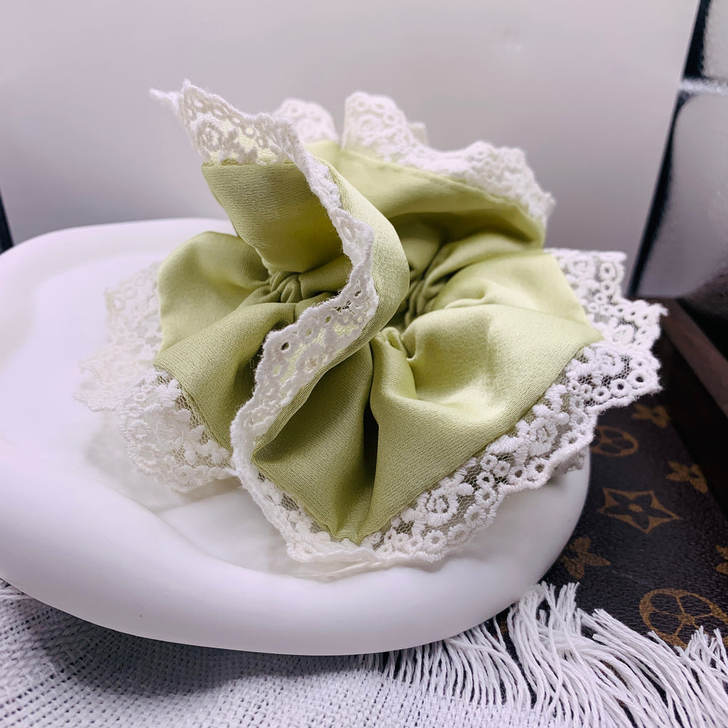 Satin-Haar Scrunchie mit grüner Spitze 003