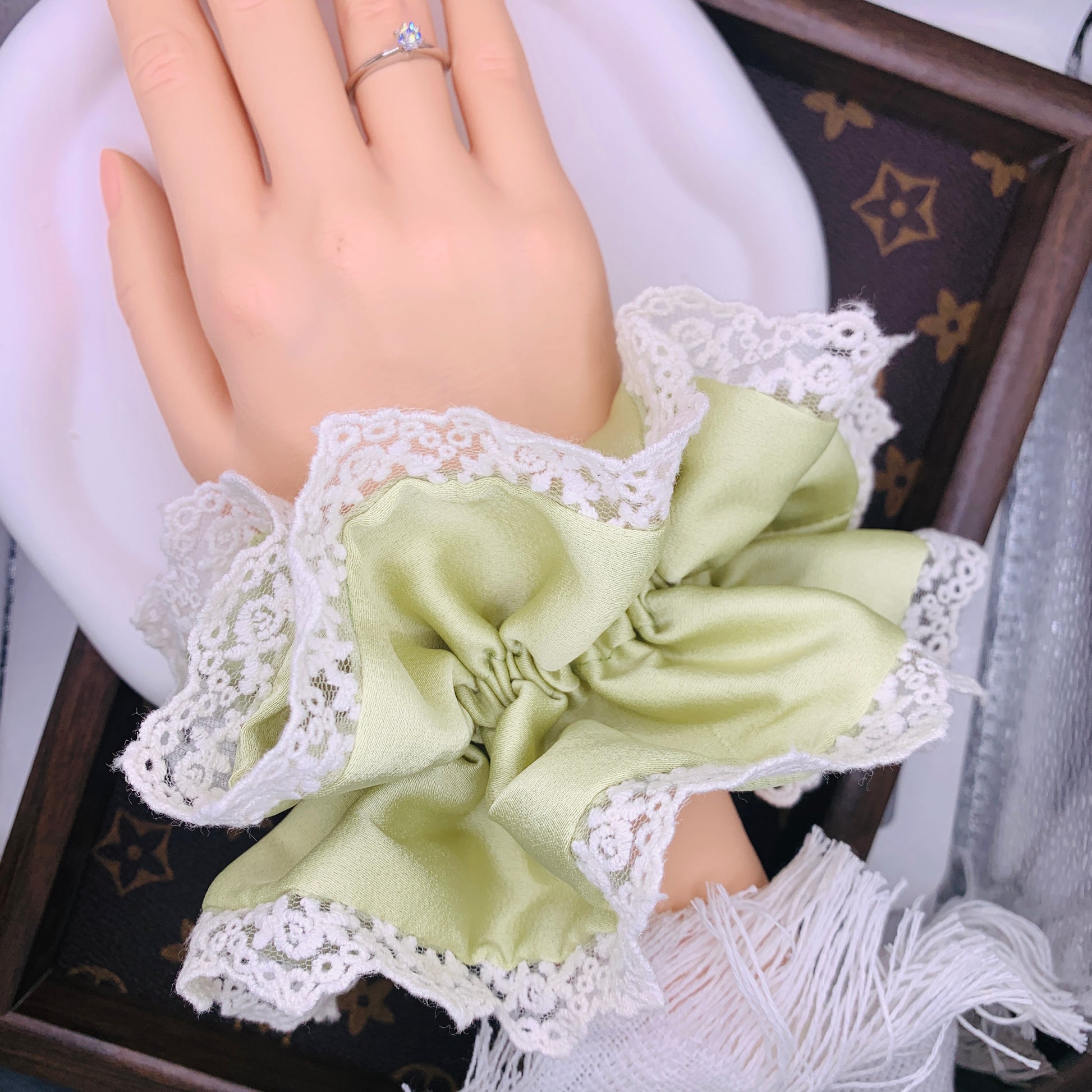 Satin-Haar Scrunchie mit grüner Spitze 003
