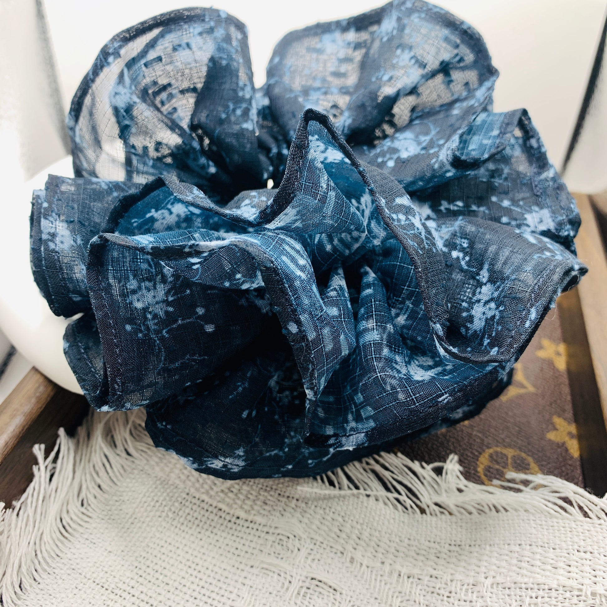 Mitternachtsblaues Batik-Haar Scrunchie 004