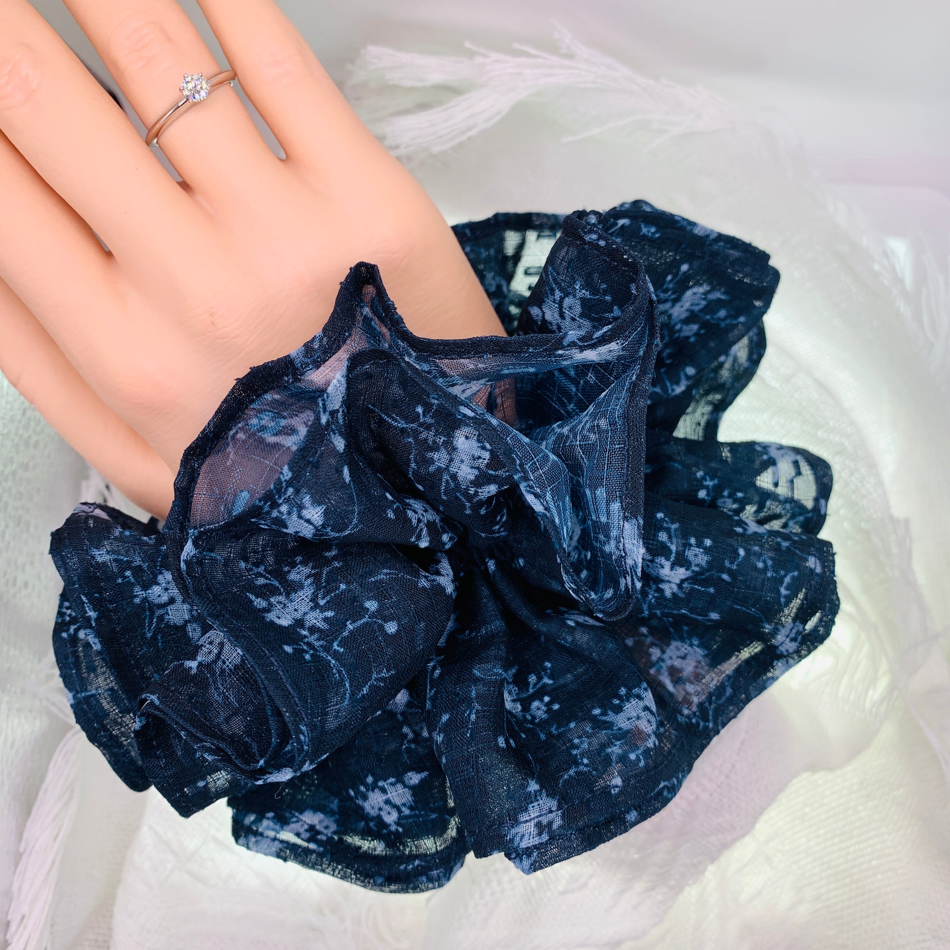 Mitternachtsblaues Batik-Haar Scrunchie 004