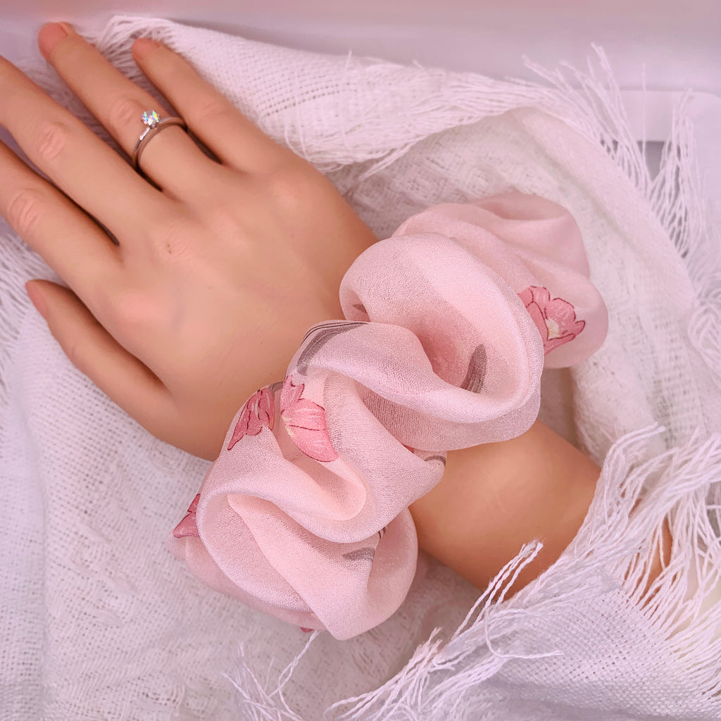 Chiffon-Haar Scrunchie mit rosa Blüten 005