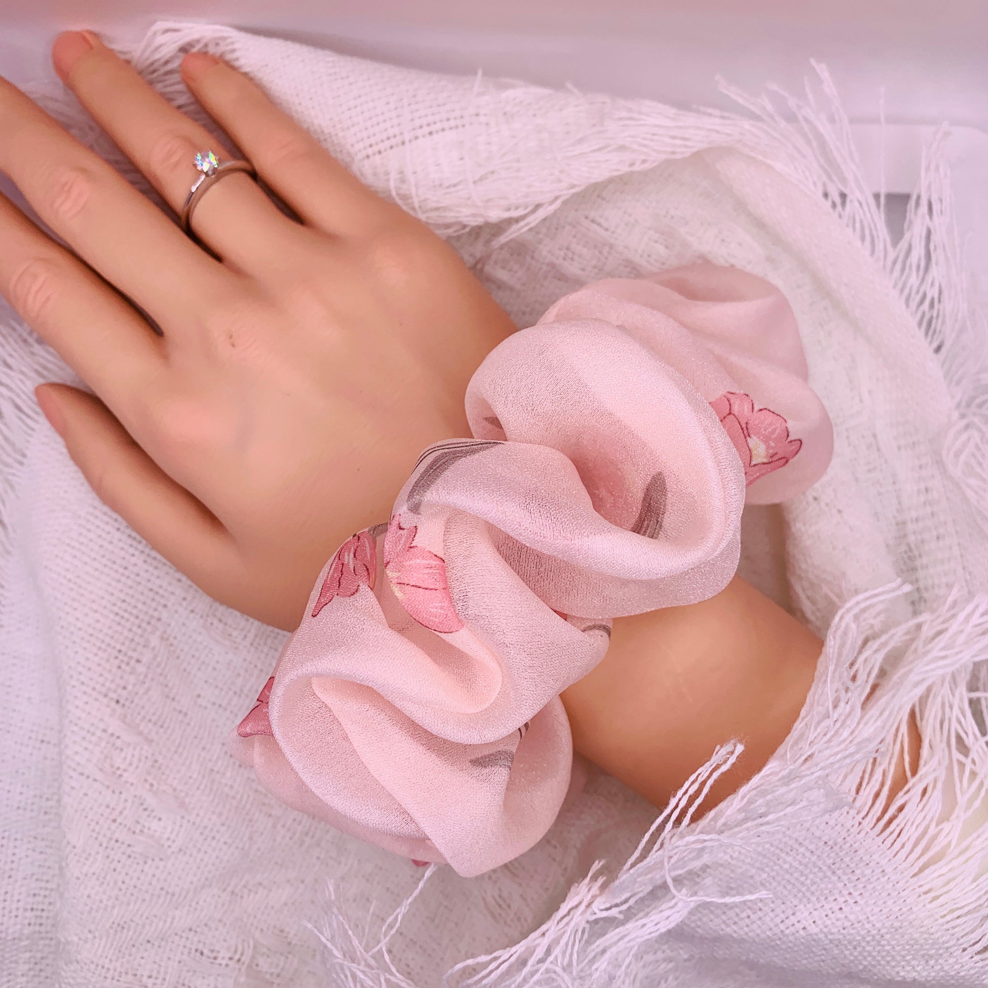 Chiffon-Haar Scrunchie mit rosa Blüten 005