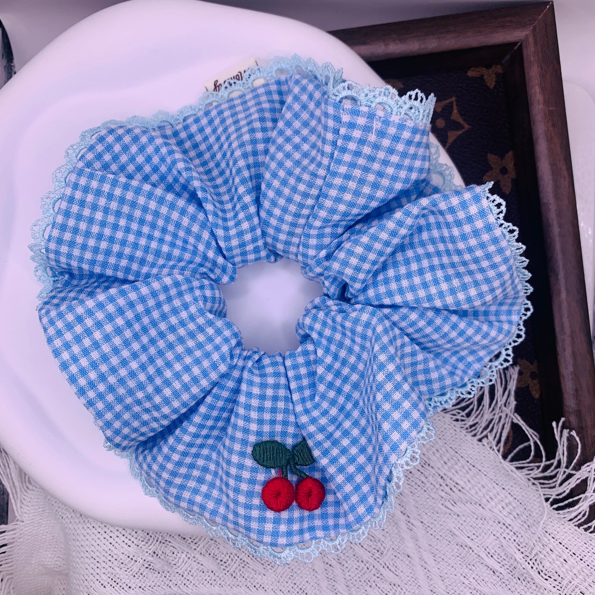 Gingham Kirsch-Haar Scrunchie 006
