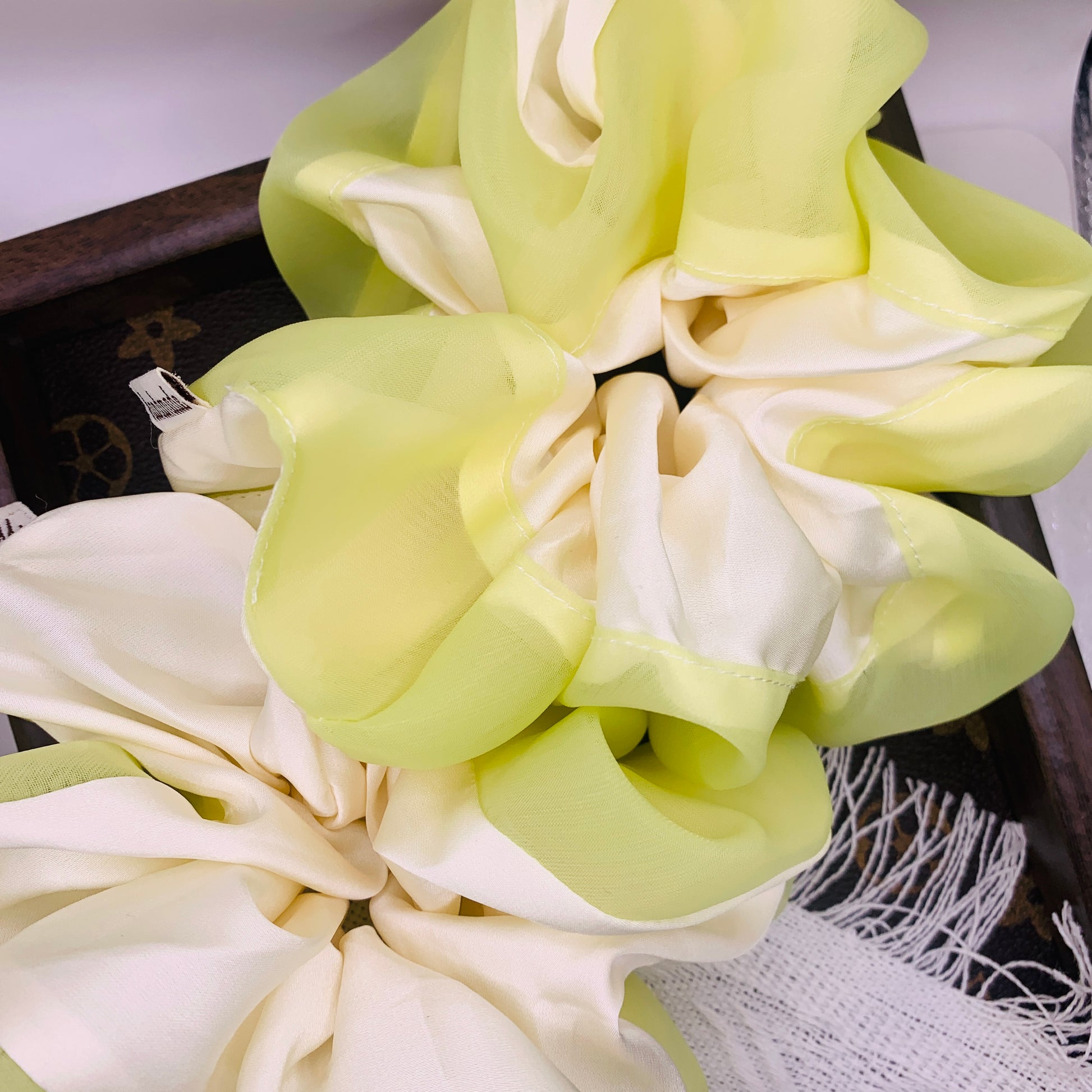 doppelseitiges Zitronensorbet-Satin-Haar Scrunchie 007