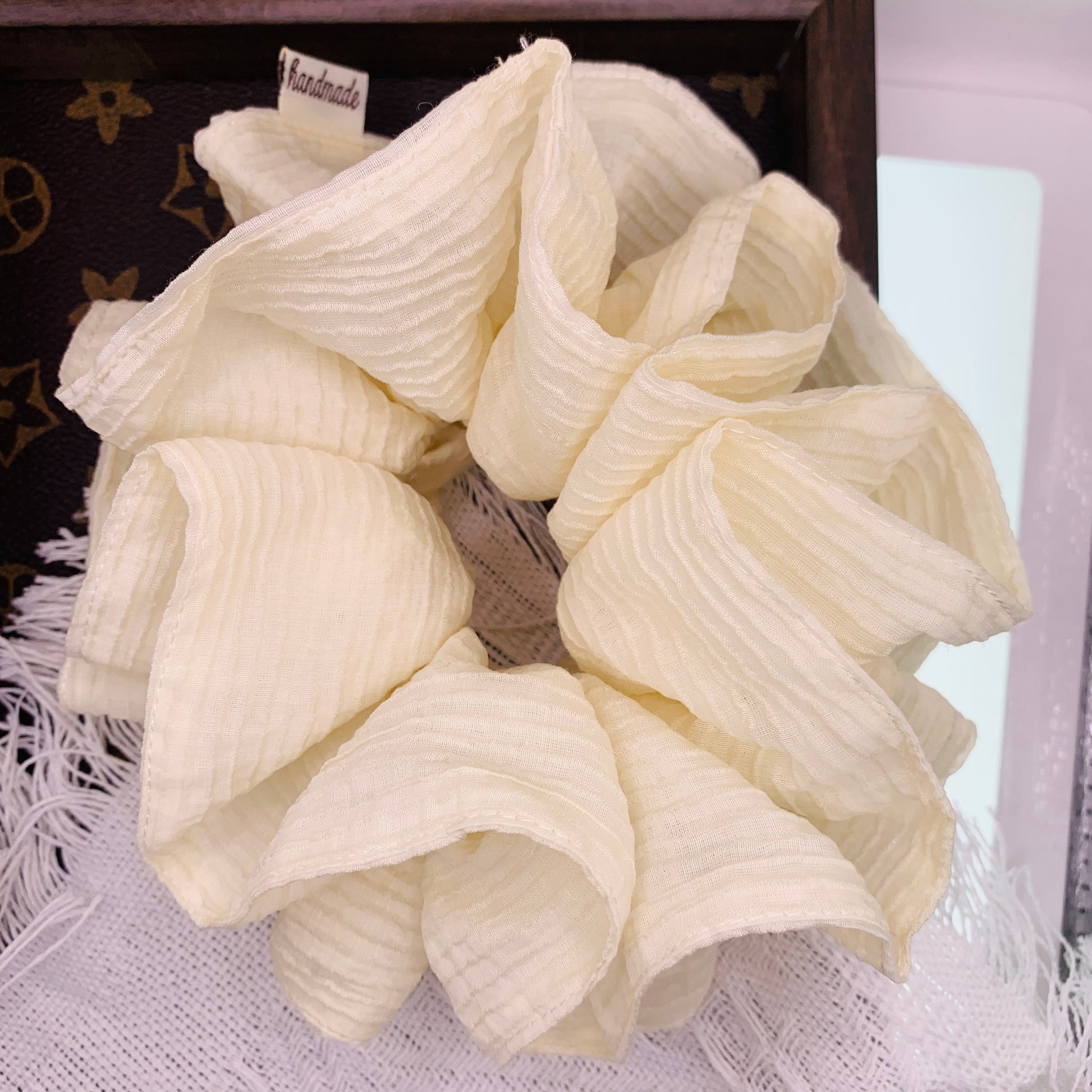 Cremefarbenes Haar Scrunchie aus strukturiertem Stoff 013