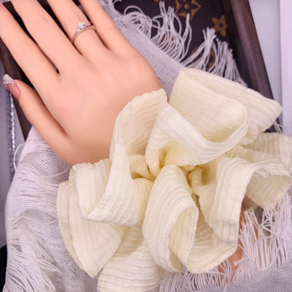 Cremefarbenes Haar Scrunchie aus strukturiertem Stoff 013
