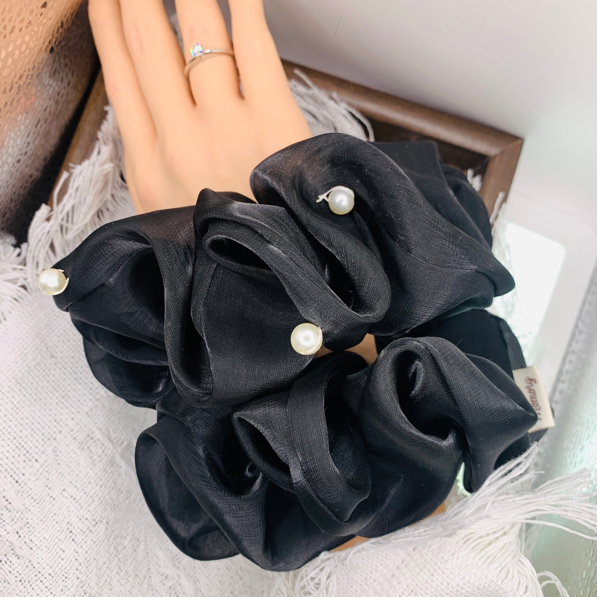 Klassisches schwarzes transparentes Haar Scrunchie 015