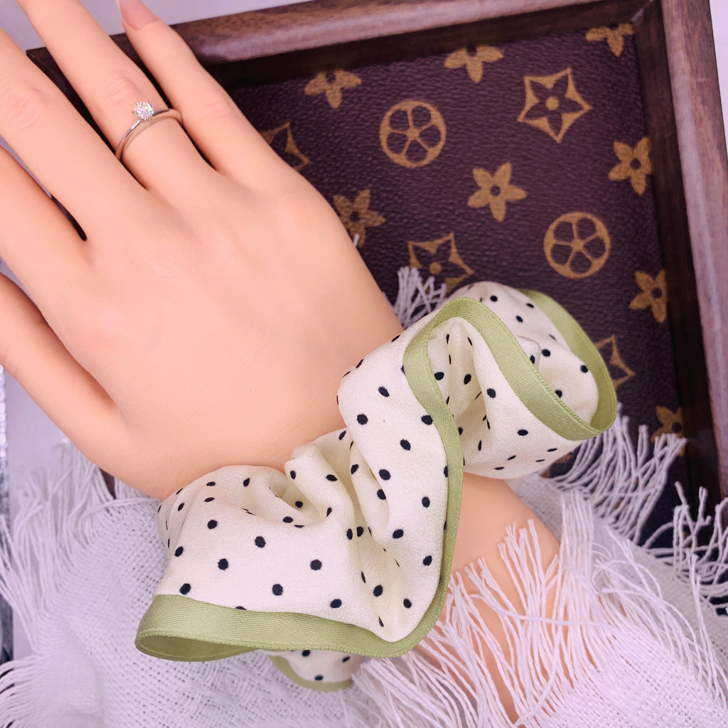 Satin-Haar Scrunchie mit Punkten 016