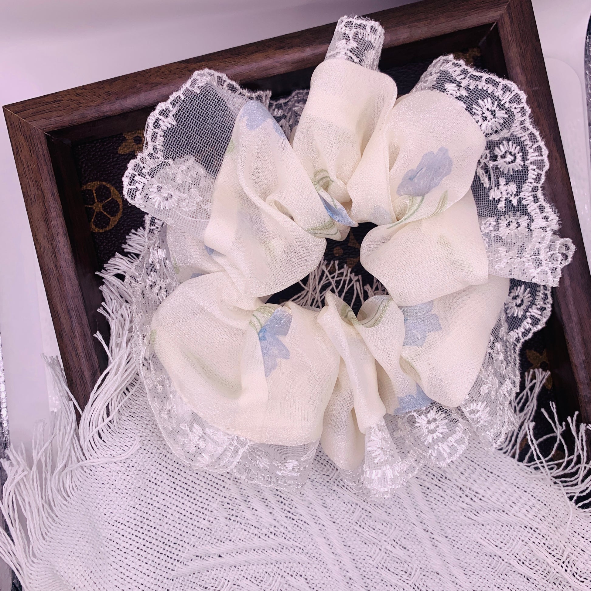 Weißes Haar Scrunchie mit Blumenspitze 017