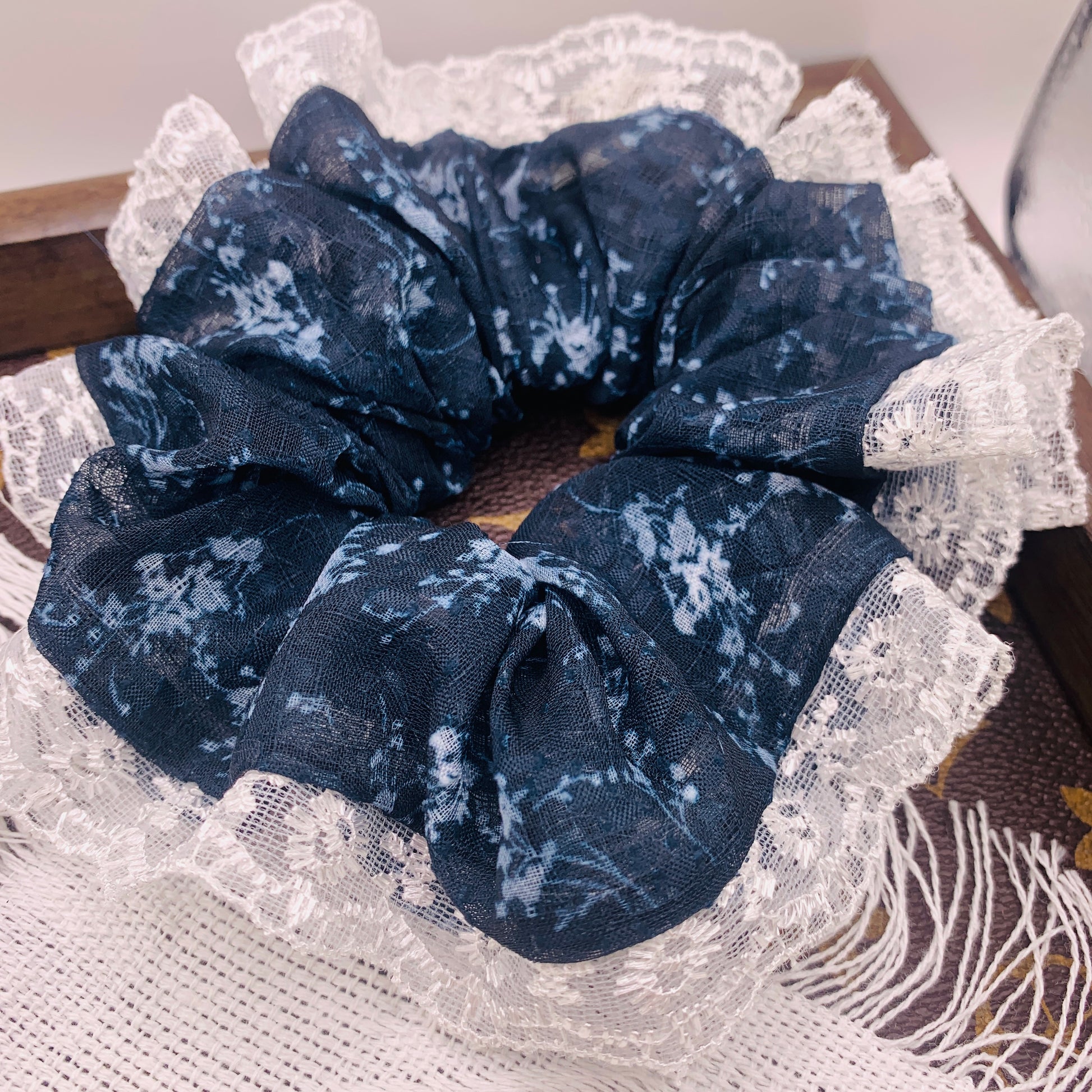 Marineblaues Spitzen-Haar Scrunchie 018
