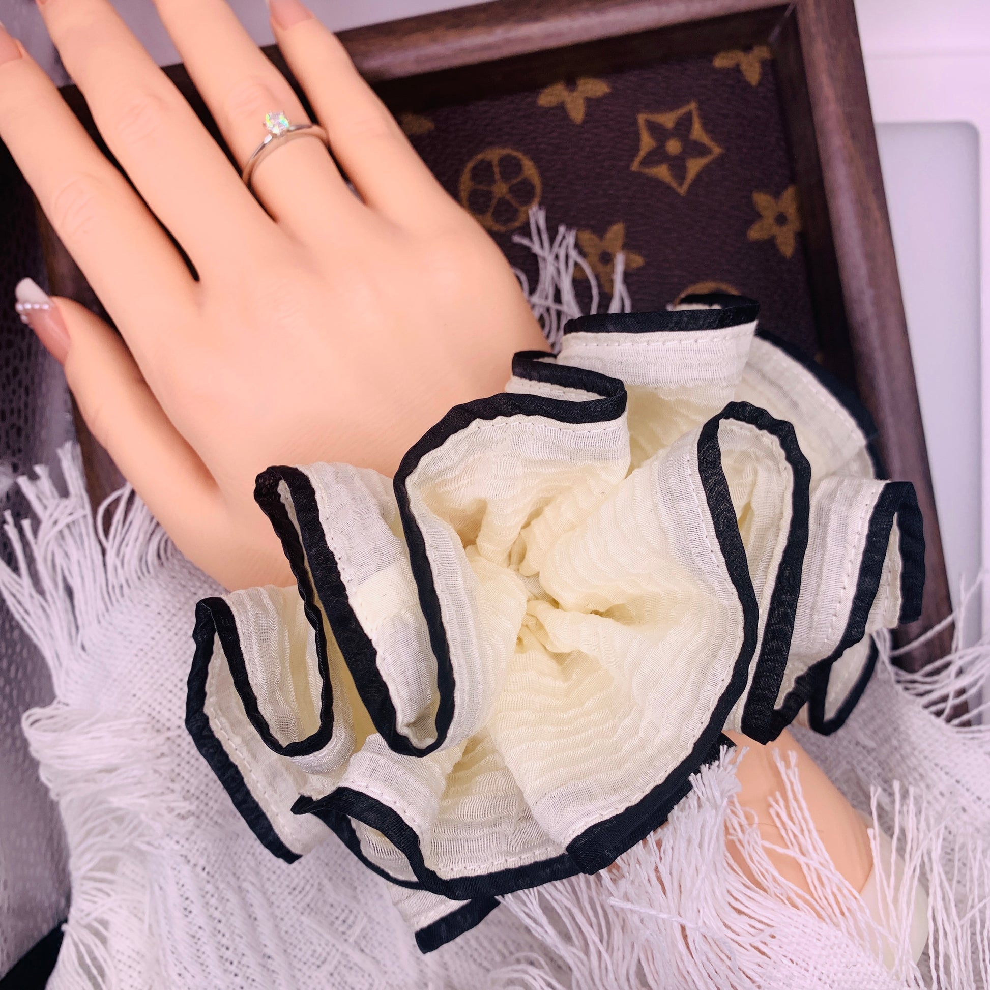 Cremefarbenes Haar Scrunchie mit schwarzen Rändern 020