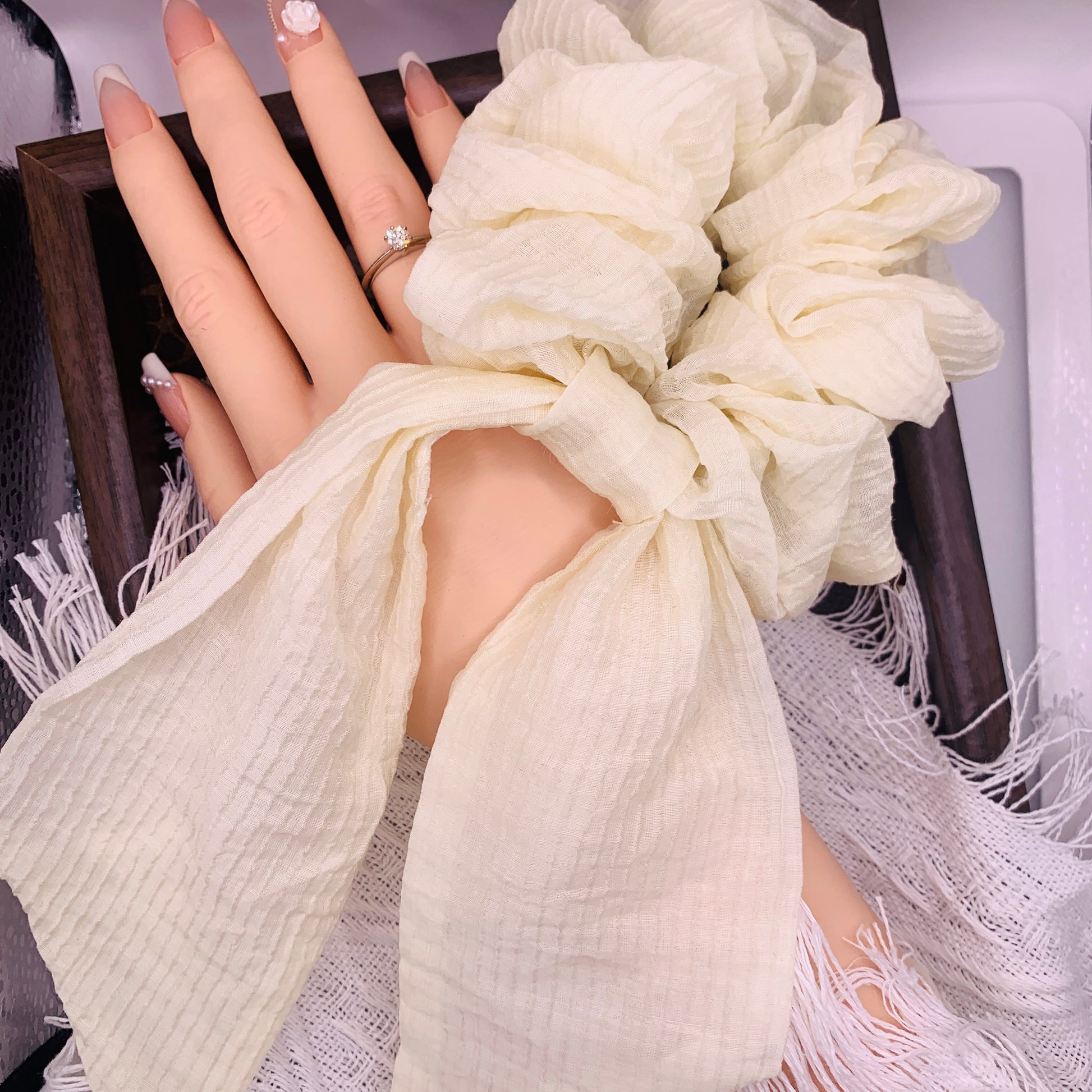 Cremefarbenes Haar Scrunchie mit Schleife 021