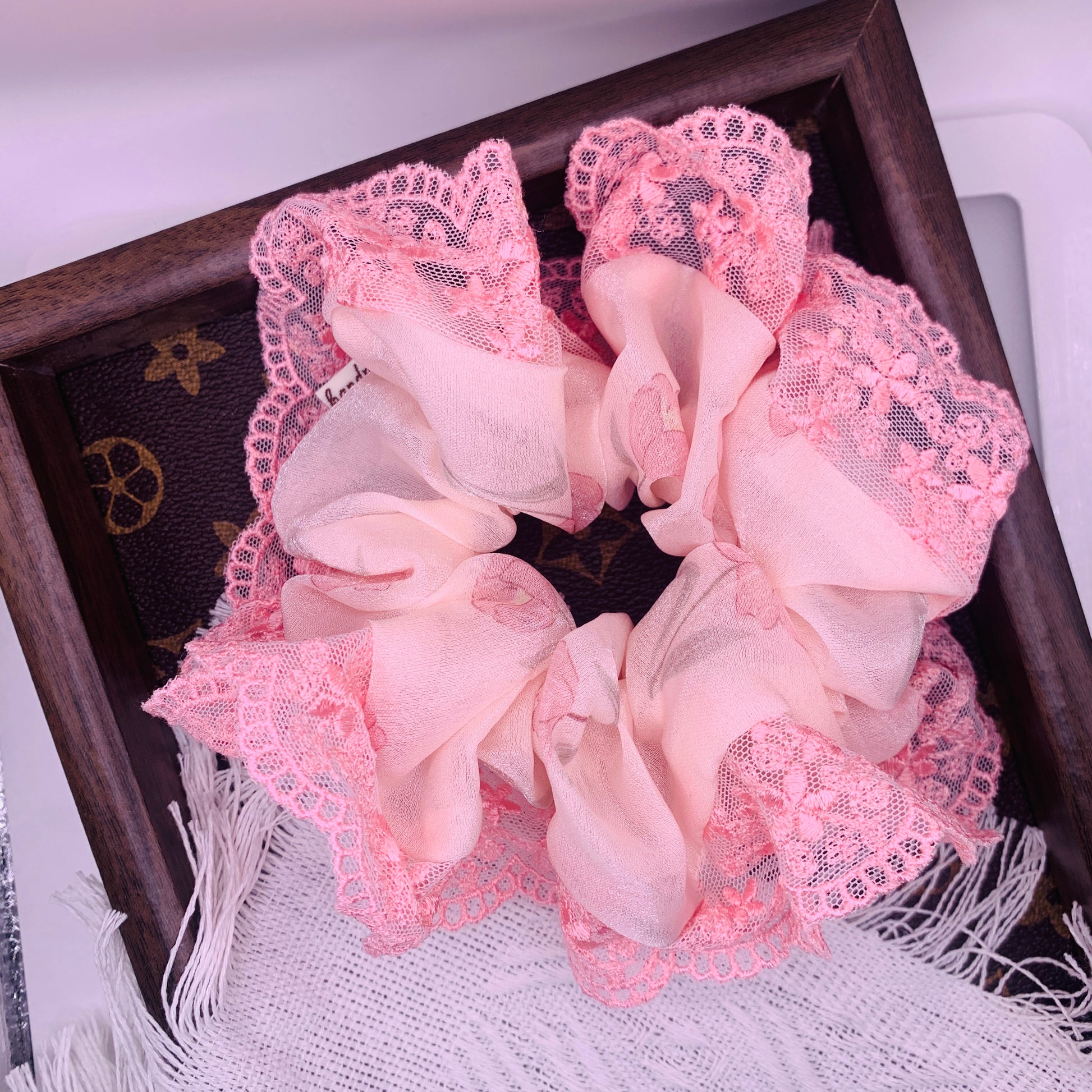 Rosa Spitzen-Haar Scrunchie 022