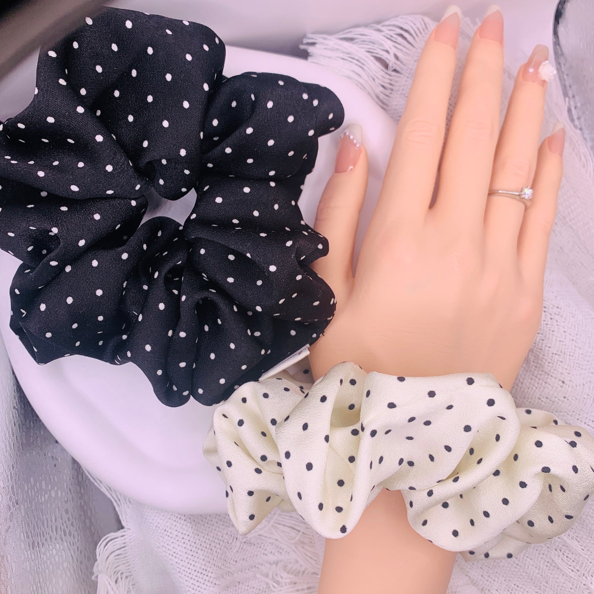 Gepunktetes Haar Scrunchie 023