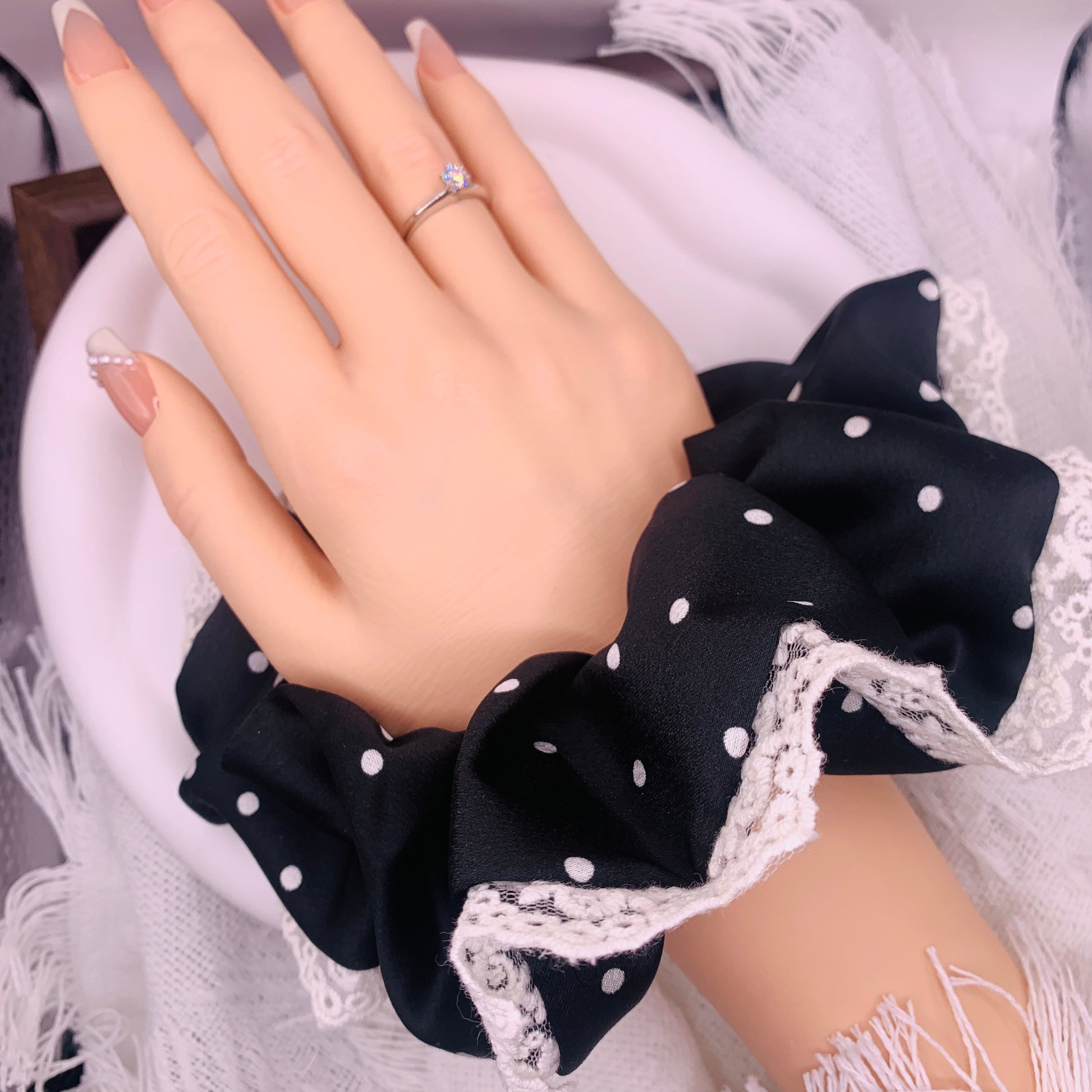 Schwarzes gepunktetes Scrunchie mit Spitze 024