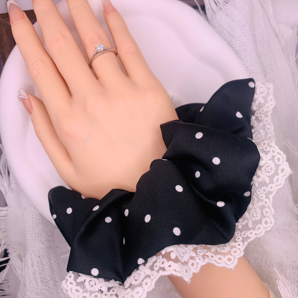 Schwarzes gepunktetes Scrunchie mit Spitze 024