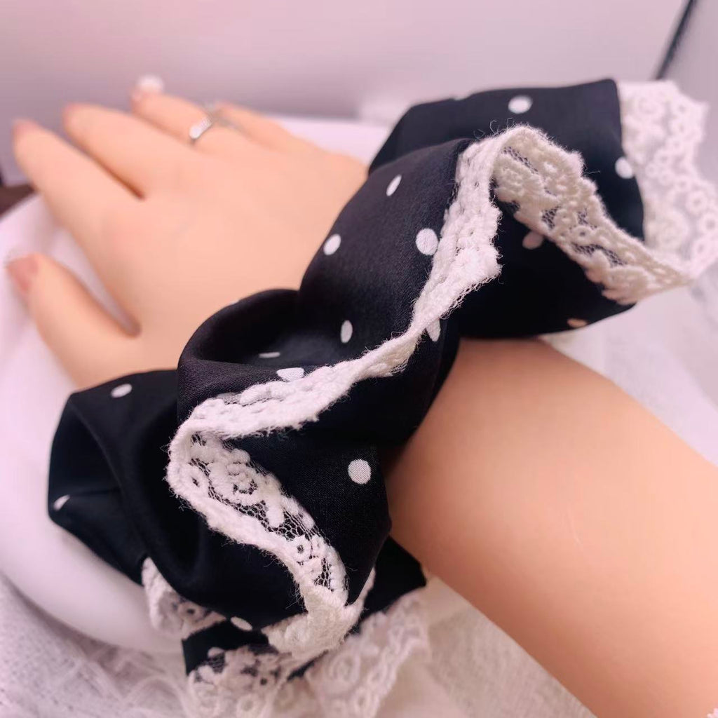 Schwarzes gepunktetes Scrunchie mit Spitze 024
