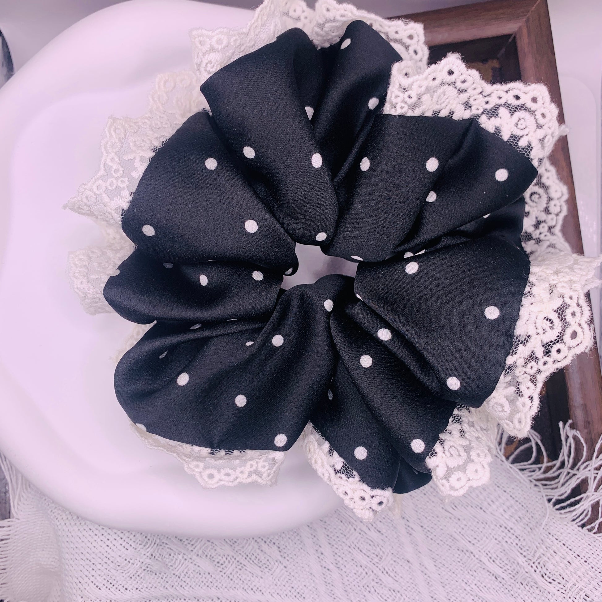 Schwarzes gepunktetes Scrunchie mit Spitze 024