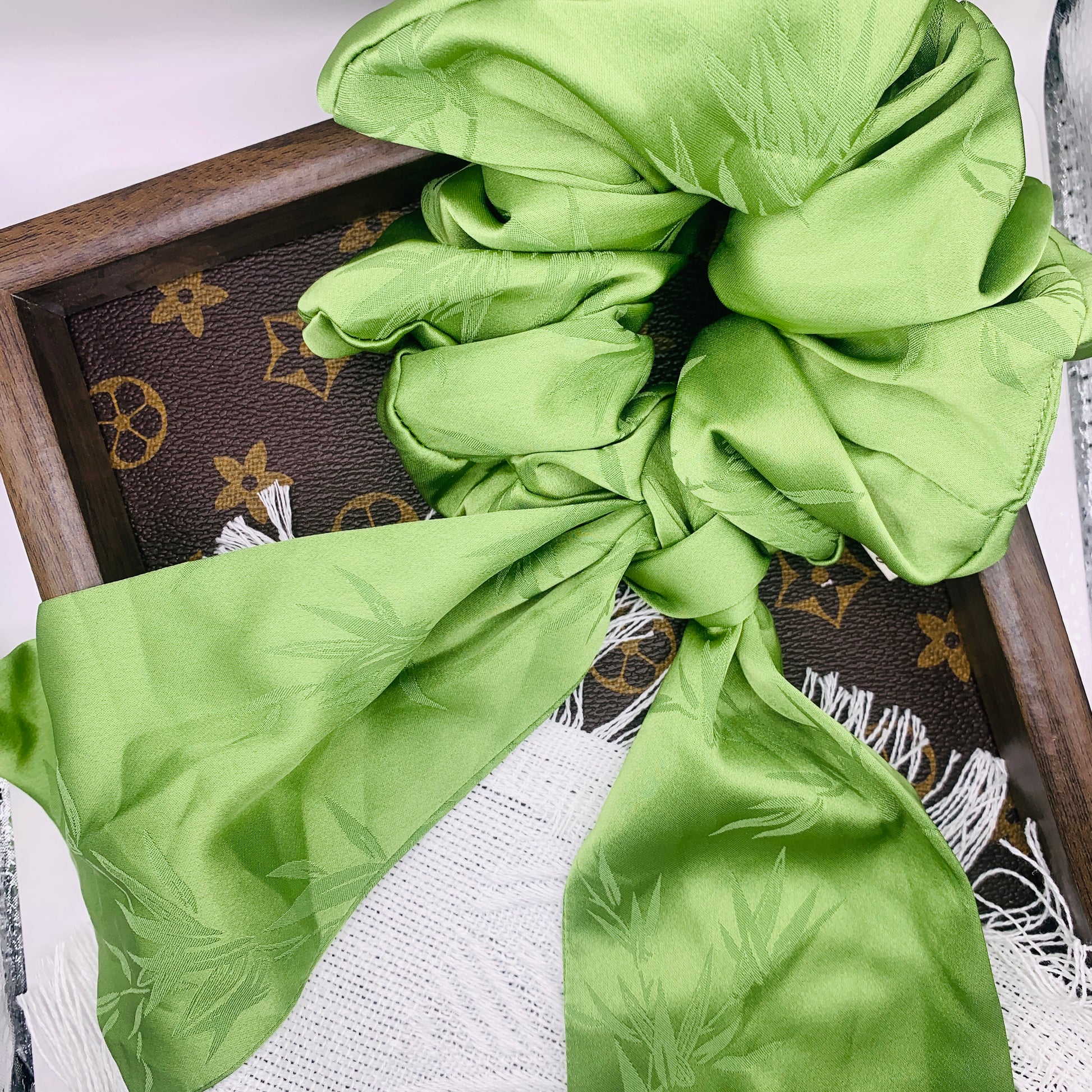 Grünes Satin-Haargummi 025-026