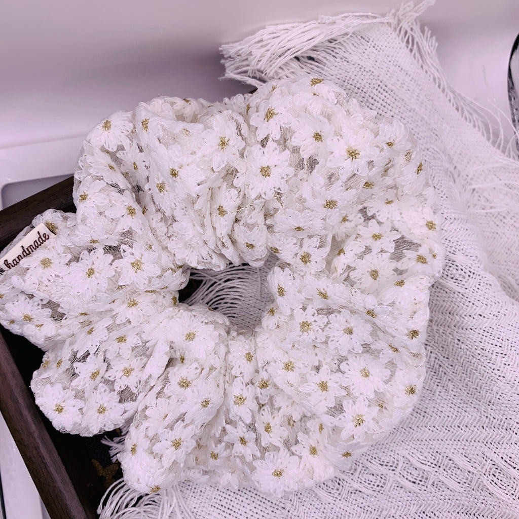 Weißes Haar Scrunchie mit Blumenspitze 017