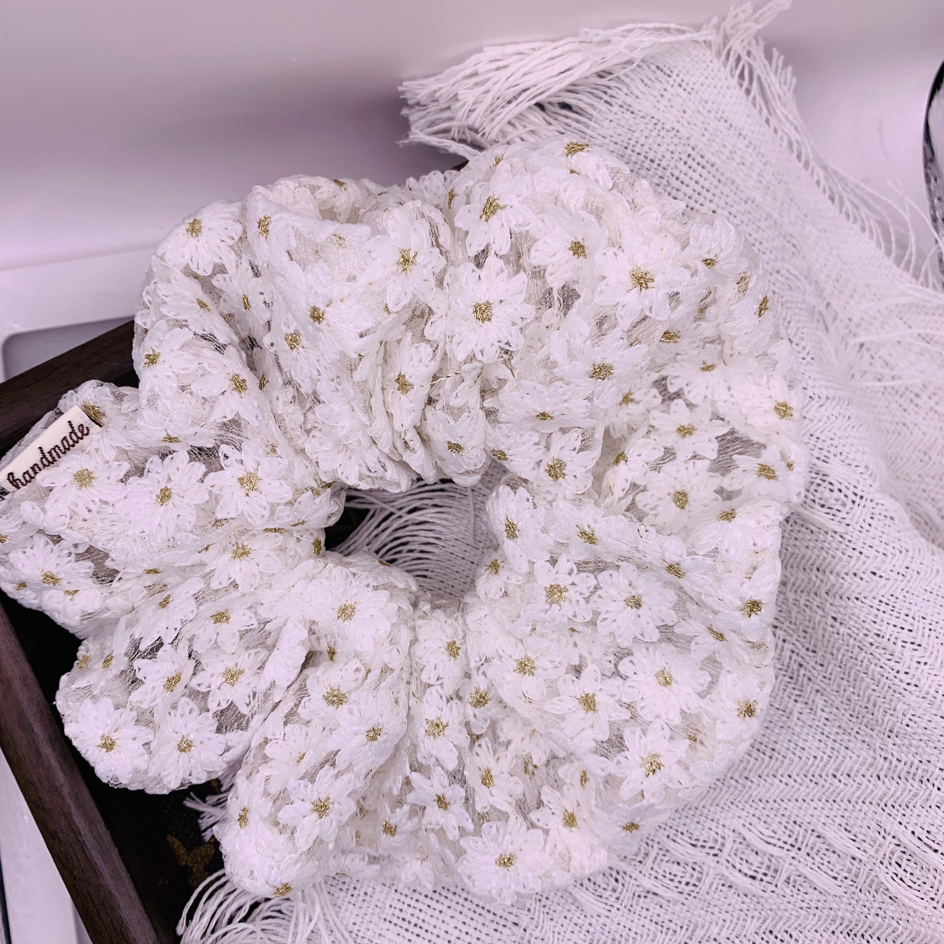 Weißes Haar Scrunchie mit Blumenspitze 017