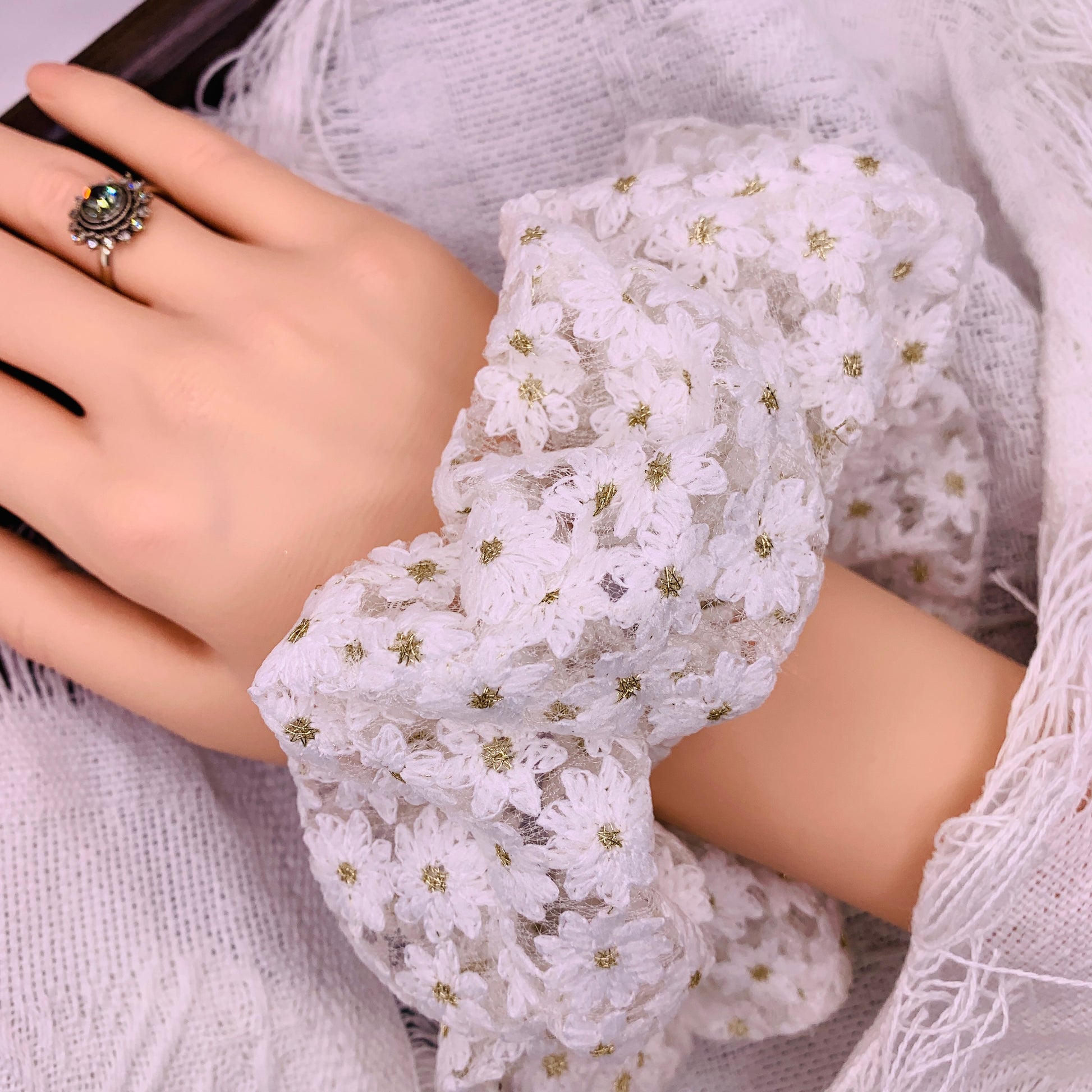 Weißes Haar Scrunchie mit Blumenspitze 017