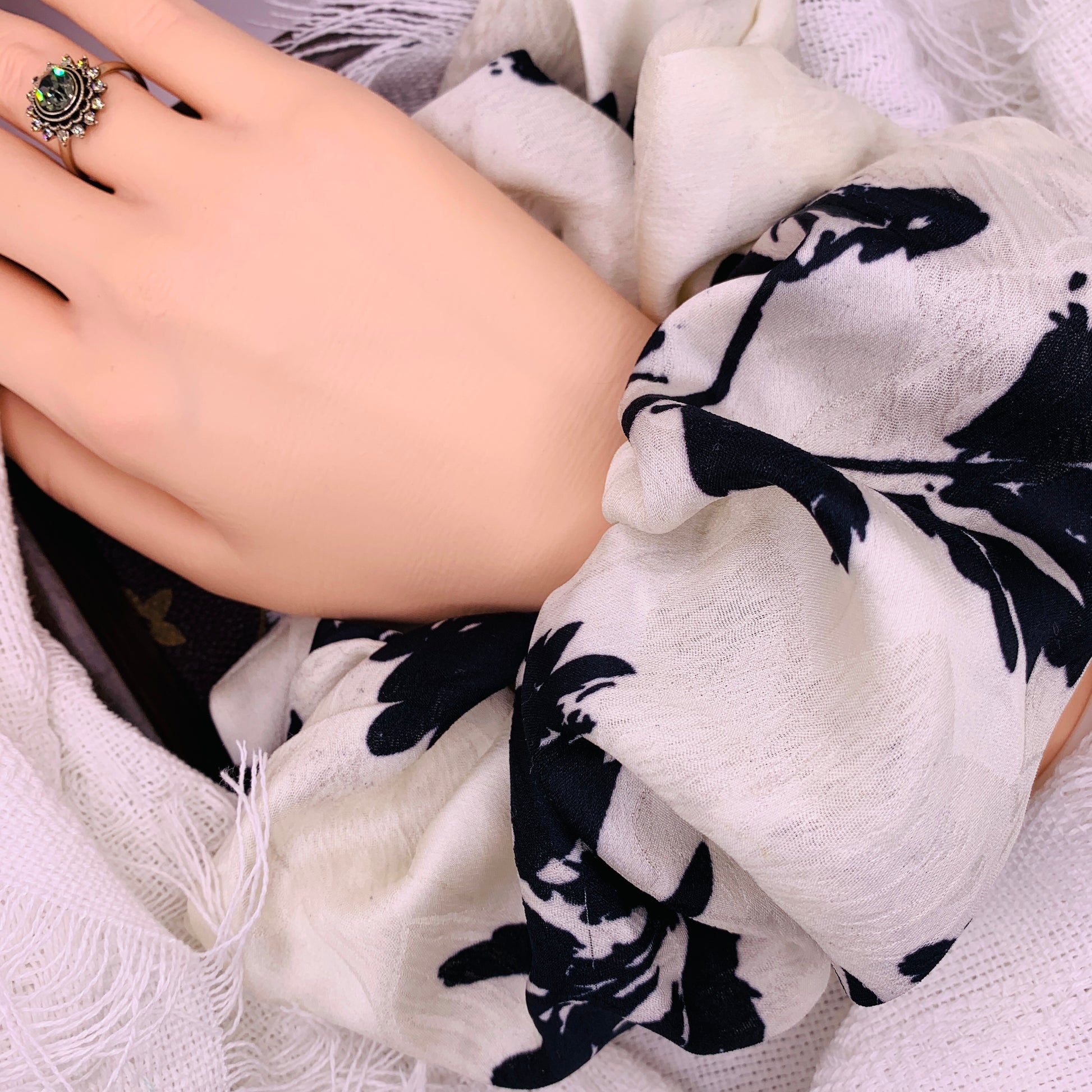 Soft cotton black and white 036