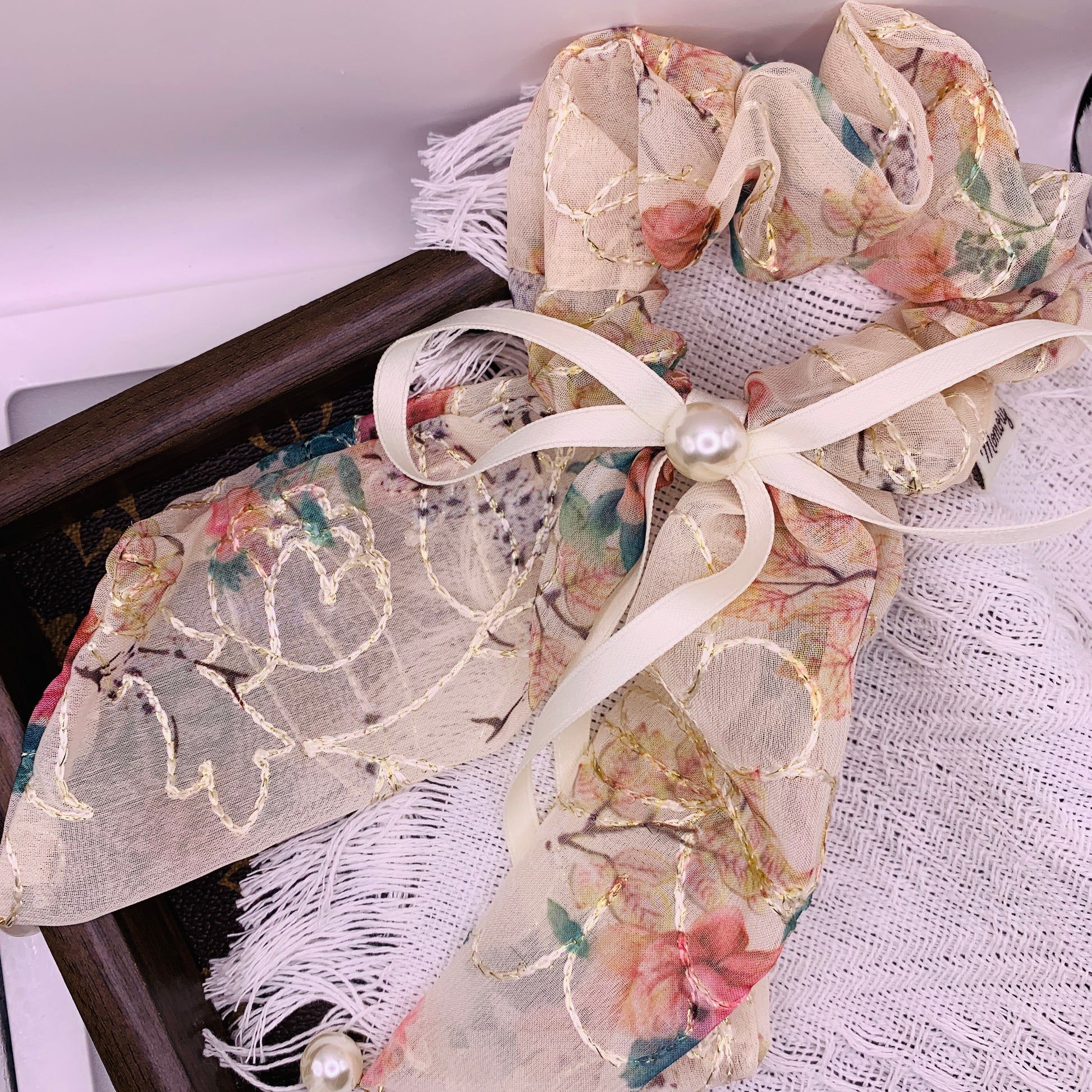 Golden Petal with Bow 055